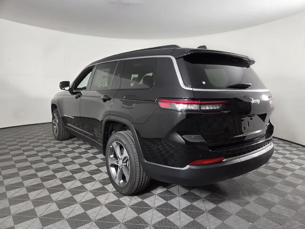 New 2026 Diamond Black Crystal Pearl-Coat Exterior Paint Jeep Limited image 7