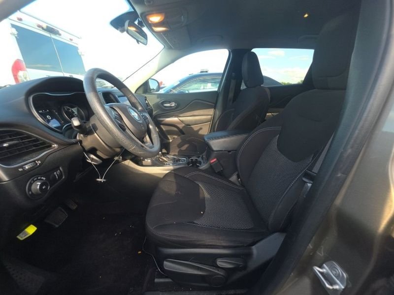 Used 2019 Light Brownstone Pearlcoat Jeep Latitude image 10