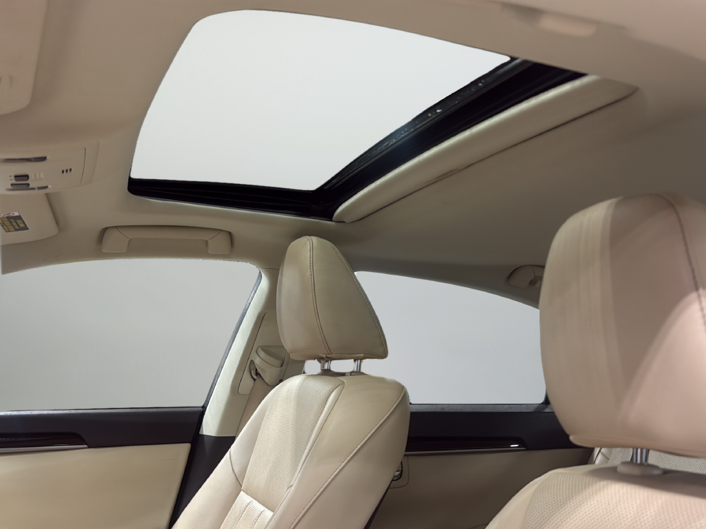 Used 2017 White Lexus 350 image 17