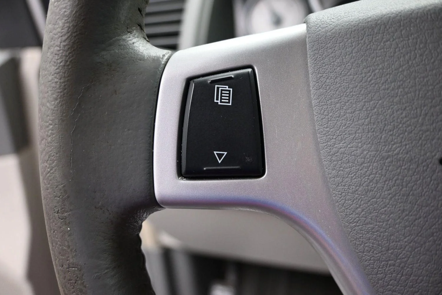 Used 2009 Bright Silver Metallic Chrysler Touring image 21