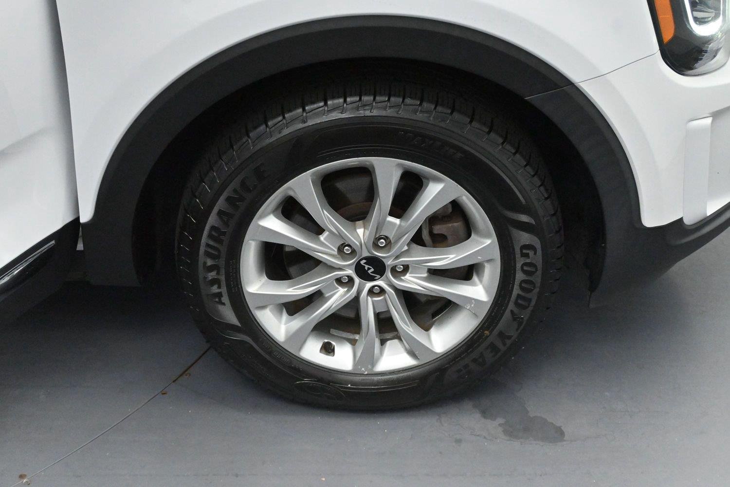 Used 2022 Glacial White Pearl Kia LX image 31