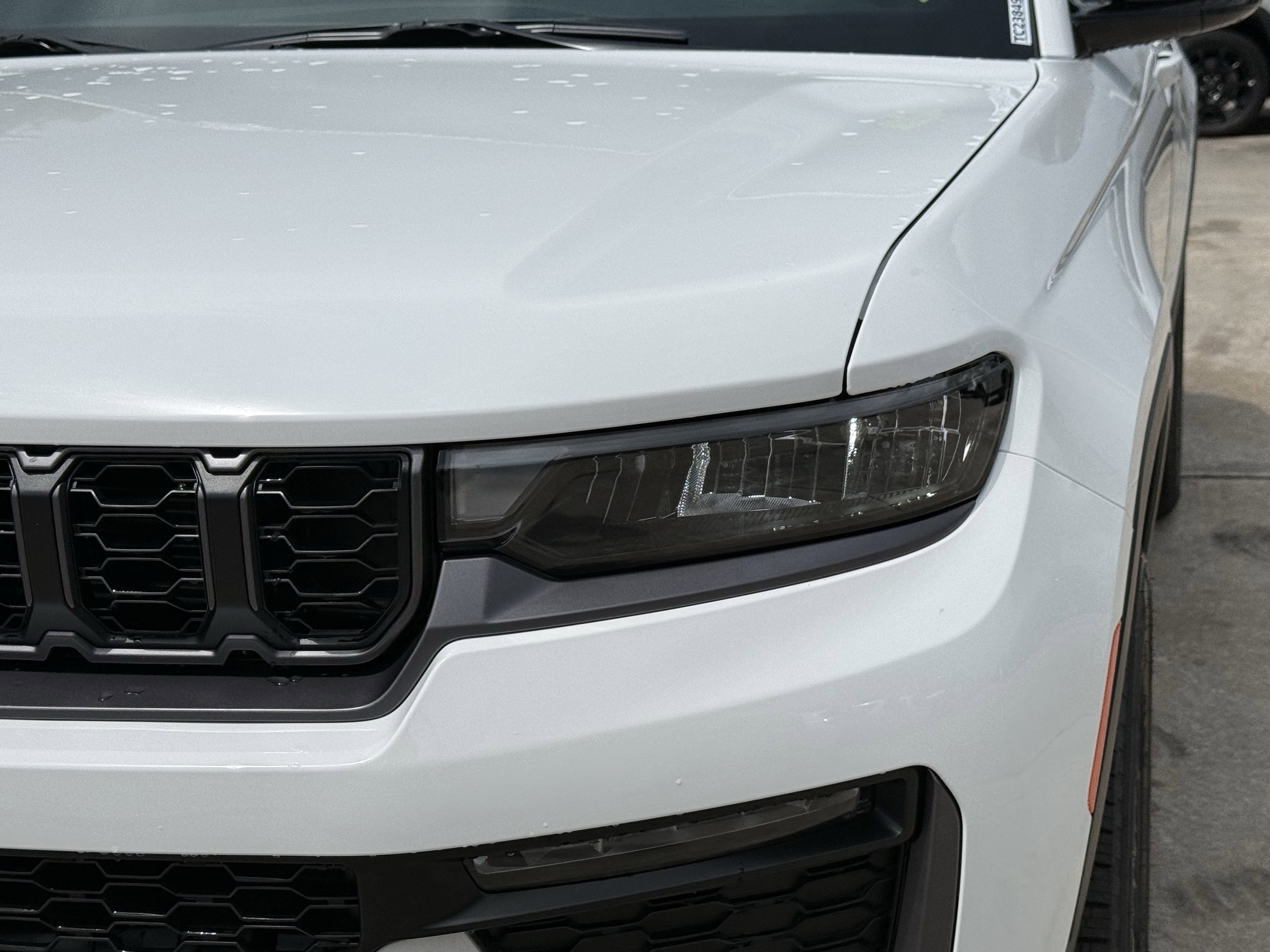 New 2026 Bright White Clear-Coat Exterior Paint Jeep Limited image 7