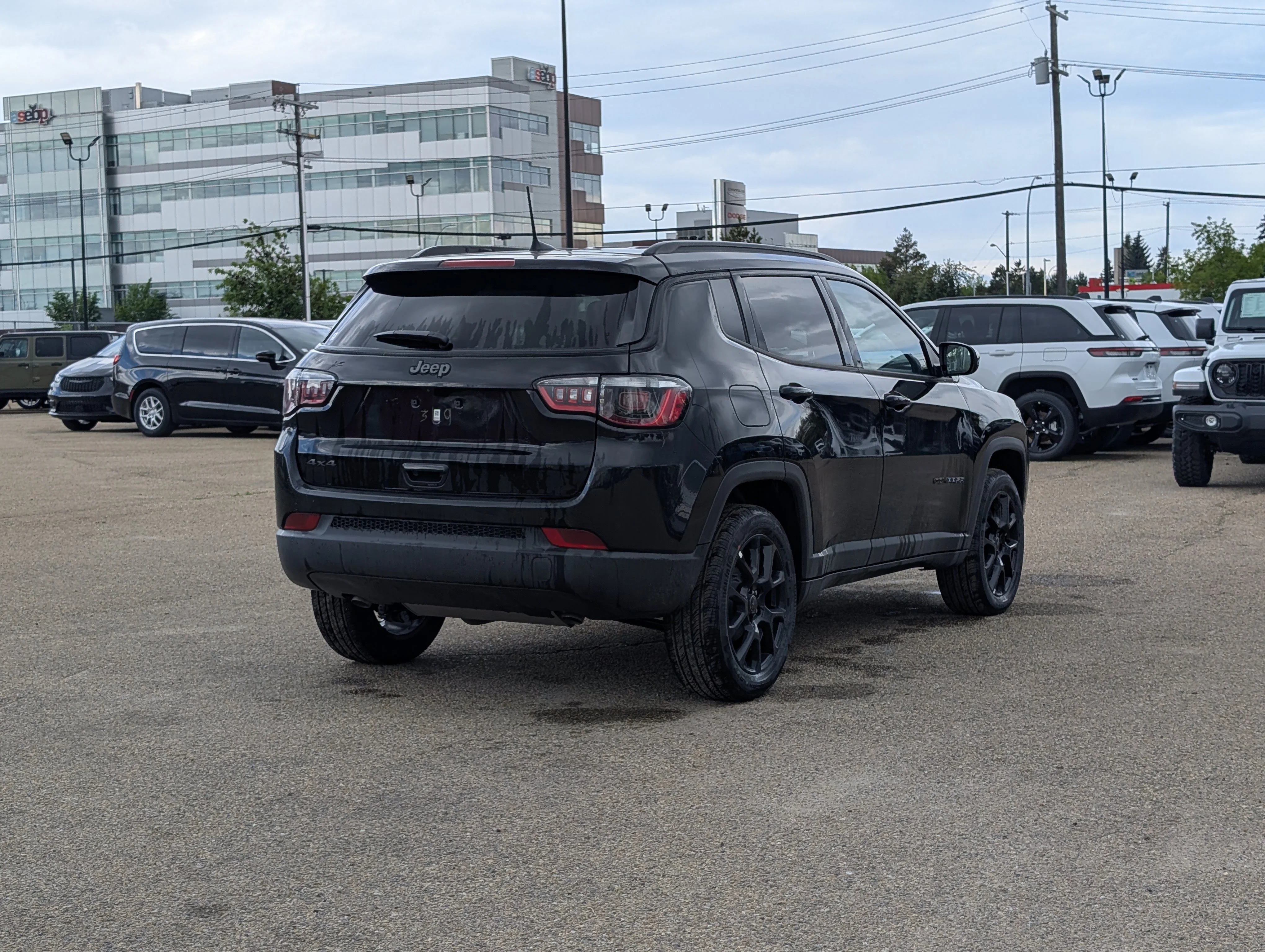 New 2026 Diamond Black Crystal Pearl Jeep North image 7