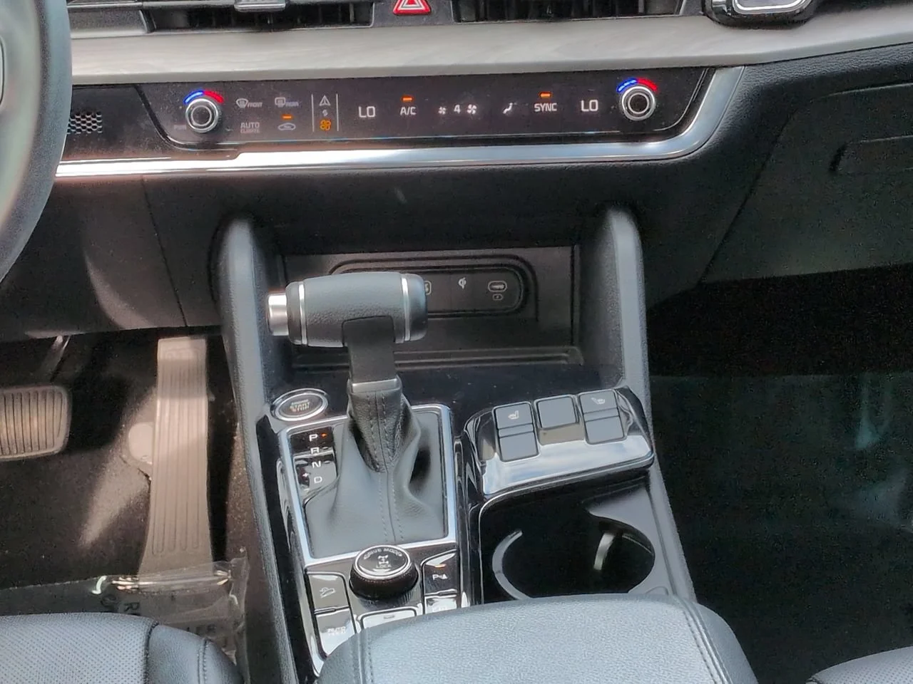 Used 2024 White Pearl Kia X-Line image 18
