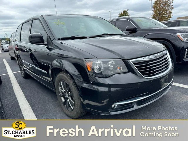 2016 Chrysler Town & Country S