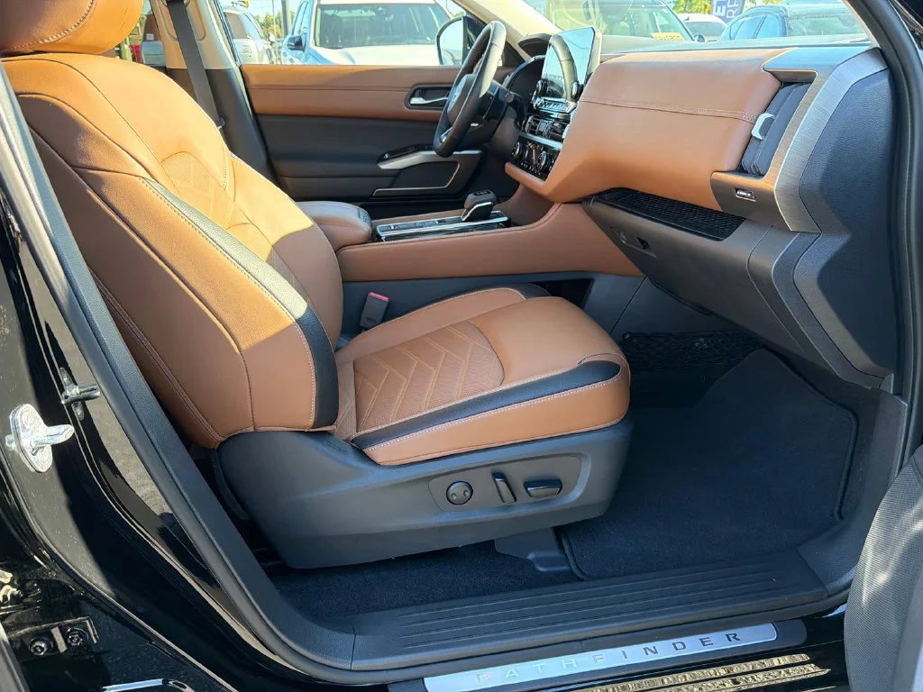 Used 2025 Black Nissan Platinum image 13