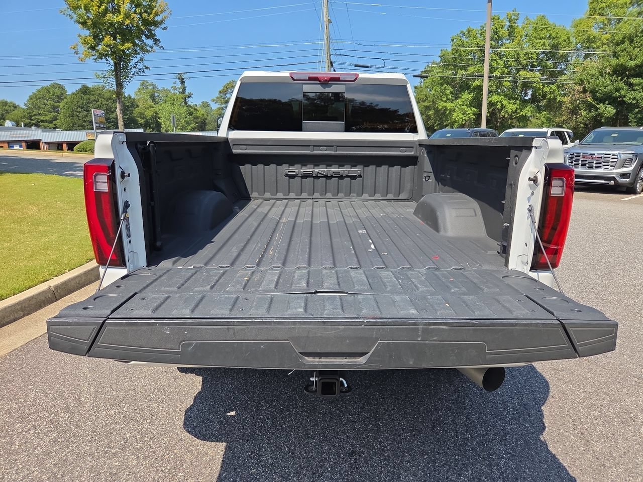 Used 2024 White Frost Tricoat GMC Denali image 27