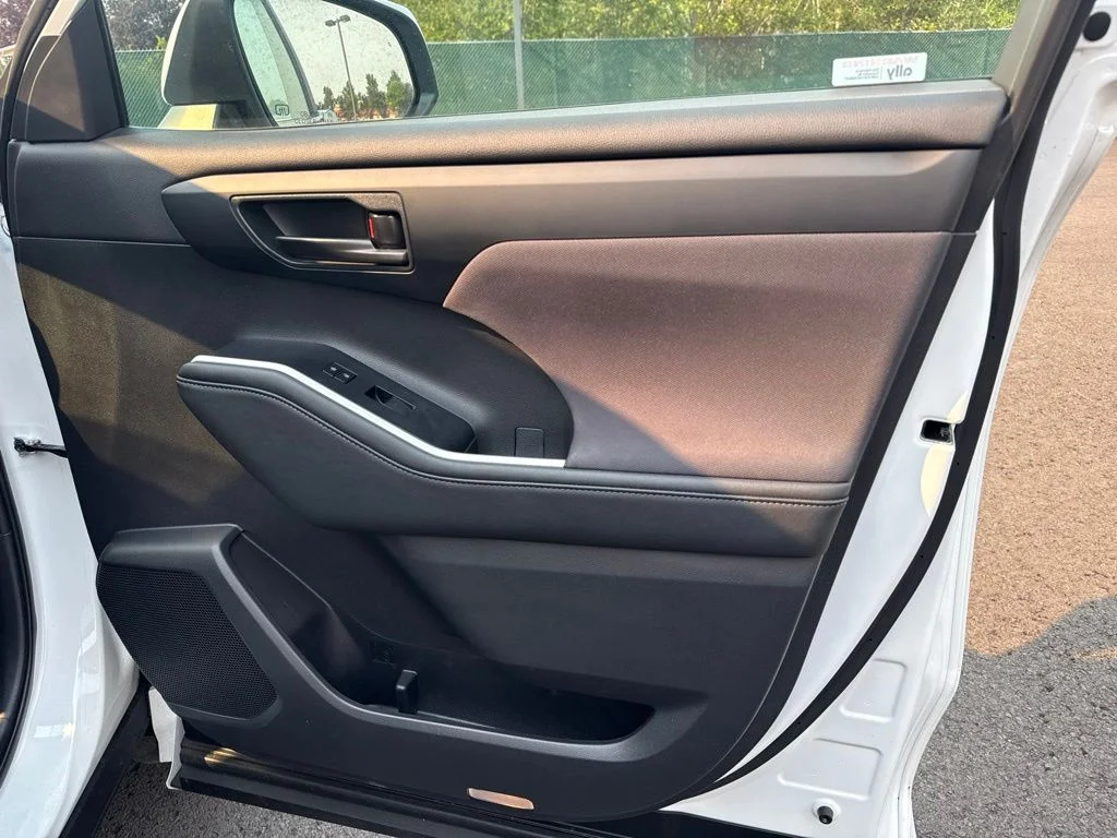 Used 2023 Pearl Toyota L image 23