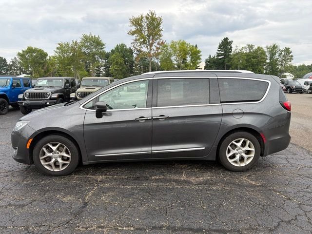 Used 2018 Gray Chrysler Touring L image 5