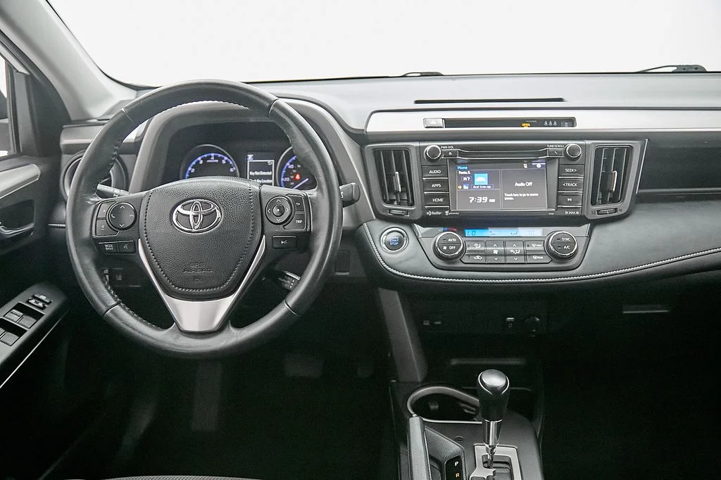 Used 2018 White Toyota XLE image 23
