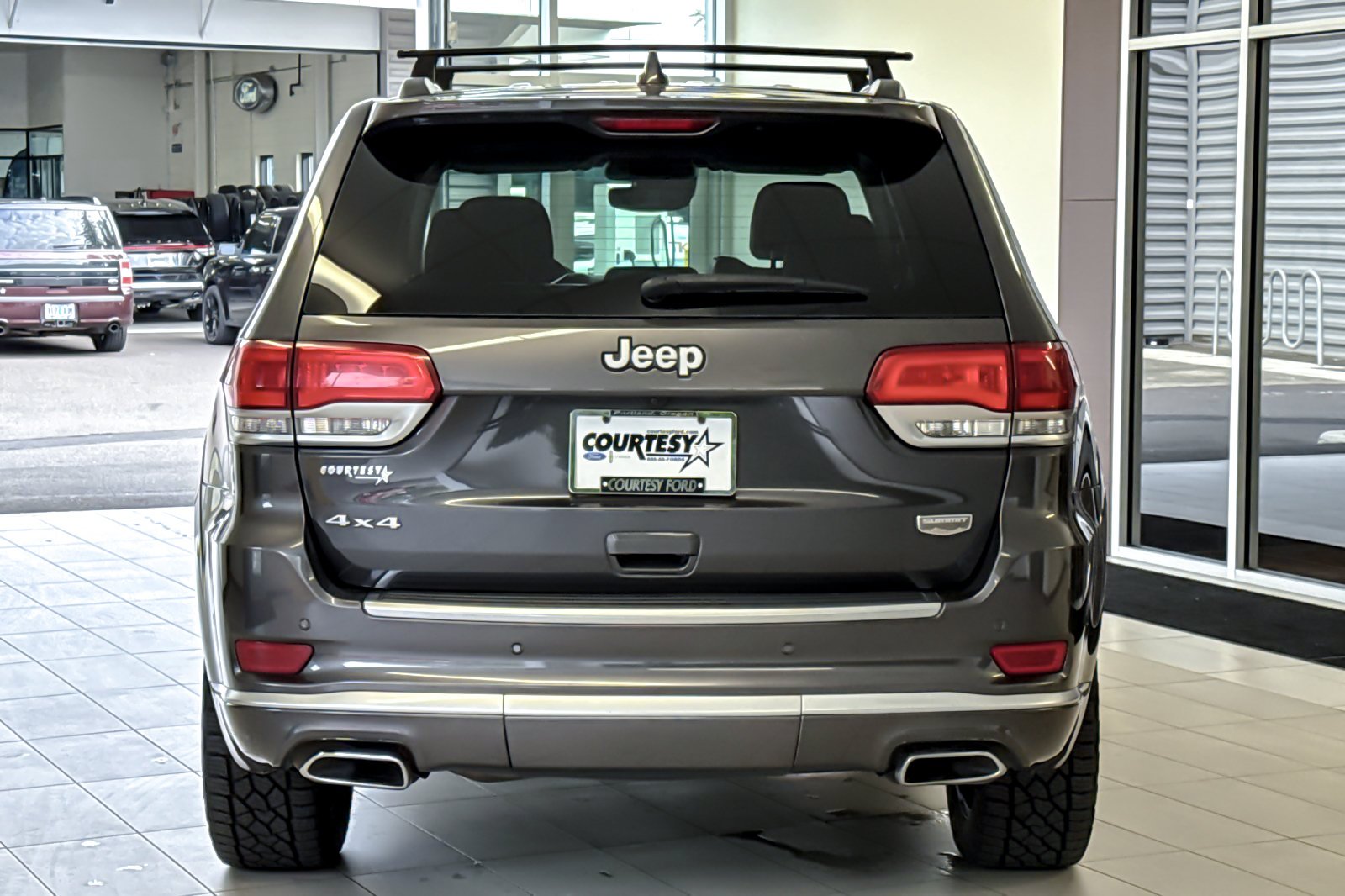 Certified Used 2018 Granite Crystal Clearcoat Metallic Jeep Summit image 5