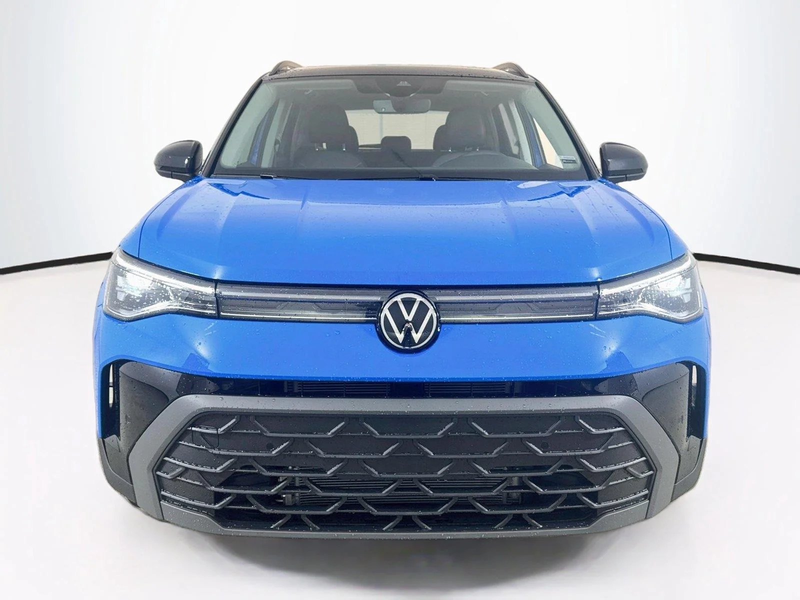 New 2026 Cornflower Blue w/Deep Black Roof Volkswagen SE Black image 4