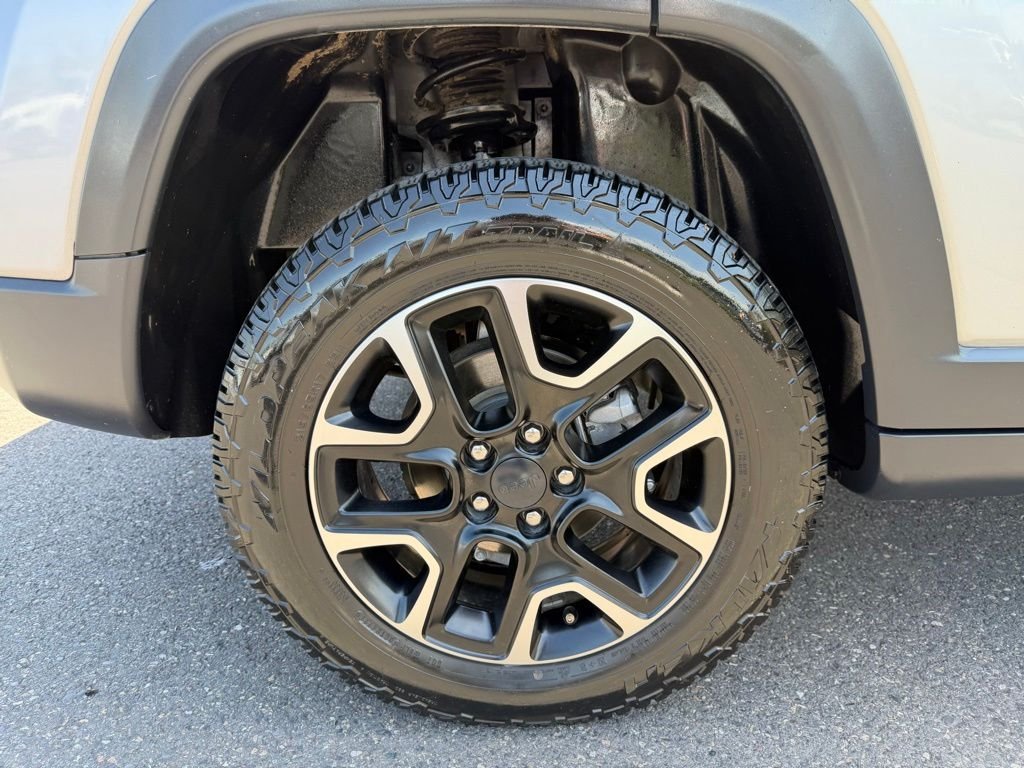 Used 2020 Silver Jeep Trailhawk image 9