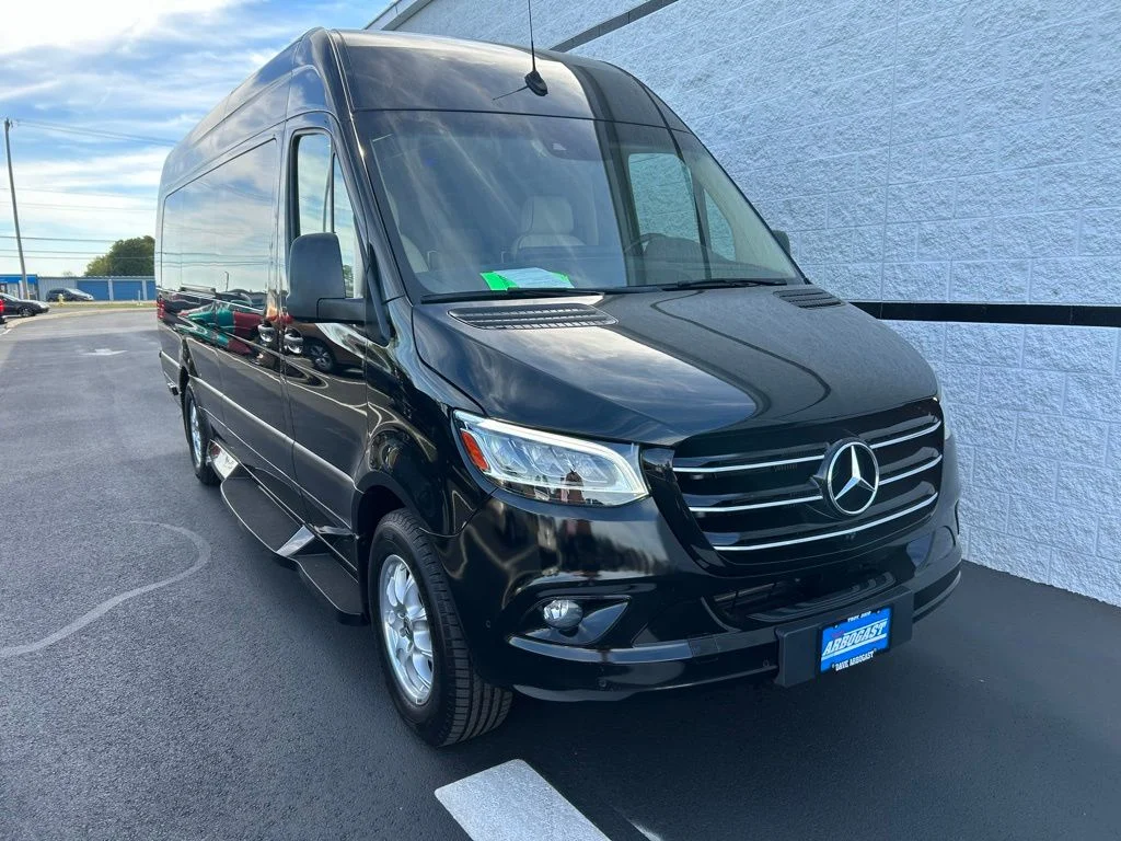 Used 2021 Black Mercedes-Benz Midwest Luxe Cruiser image 3