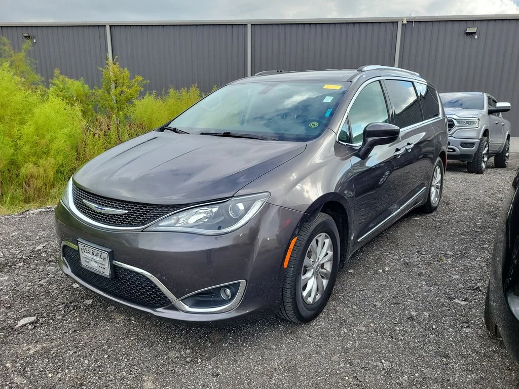 Used 2018 Gray Chrysler Touring L image 7