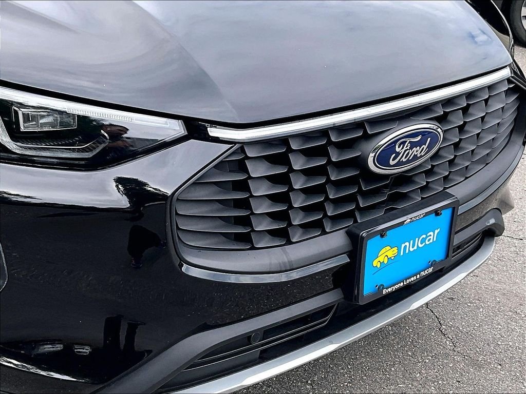 Used 2025 Black Metallic Ford Platinum image 31