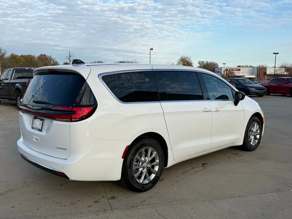New 2026 Bright White Clear-Coat Exterior Paint Chrysler Limited image 7
