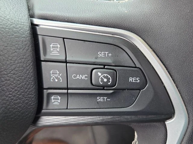 Used 2025 White Jeep Laredo image 23