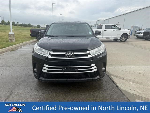 Used 2019 Midnight Black Metallic Toyota XLE image 4