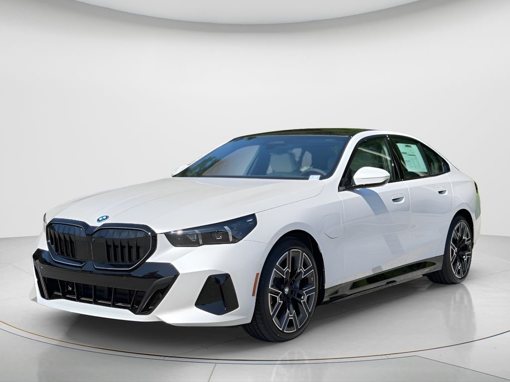 New 2027 Mineral White Metallic BMW 550e xDrive image 1