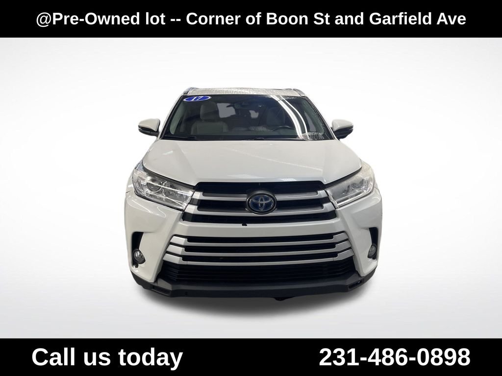 Used 2017 White Toyota XLE image 8