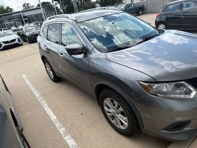 Used 2016 Gray Nissan SV image 3