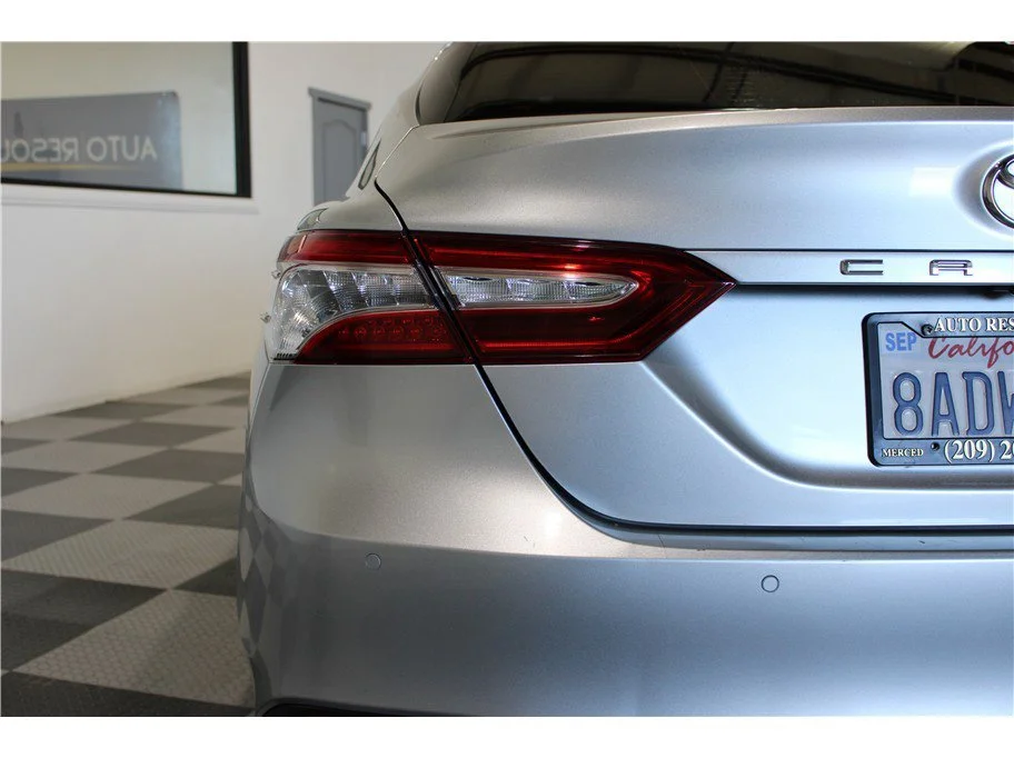 Used 2018 Silver Toyota XLE Sedan 4D image 9