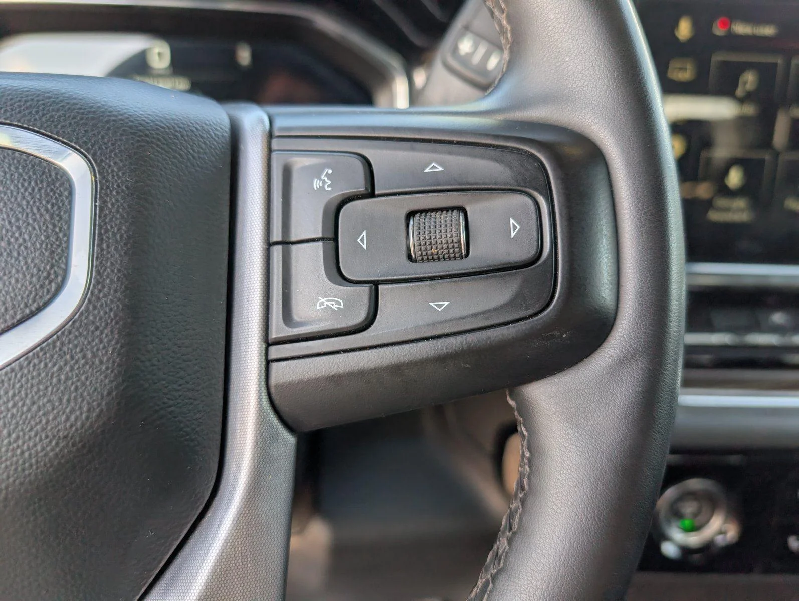 Used 2023 Summit White GMC Elevation image 26