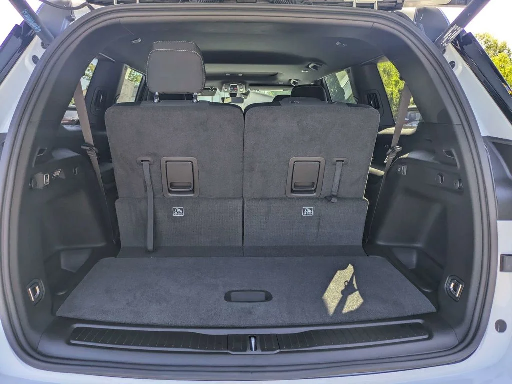 New 2026 Bright White Clear-Coat Exterior Paint Jeep Laredo X image 15