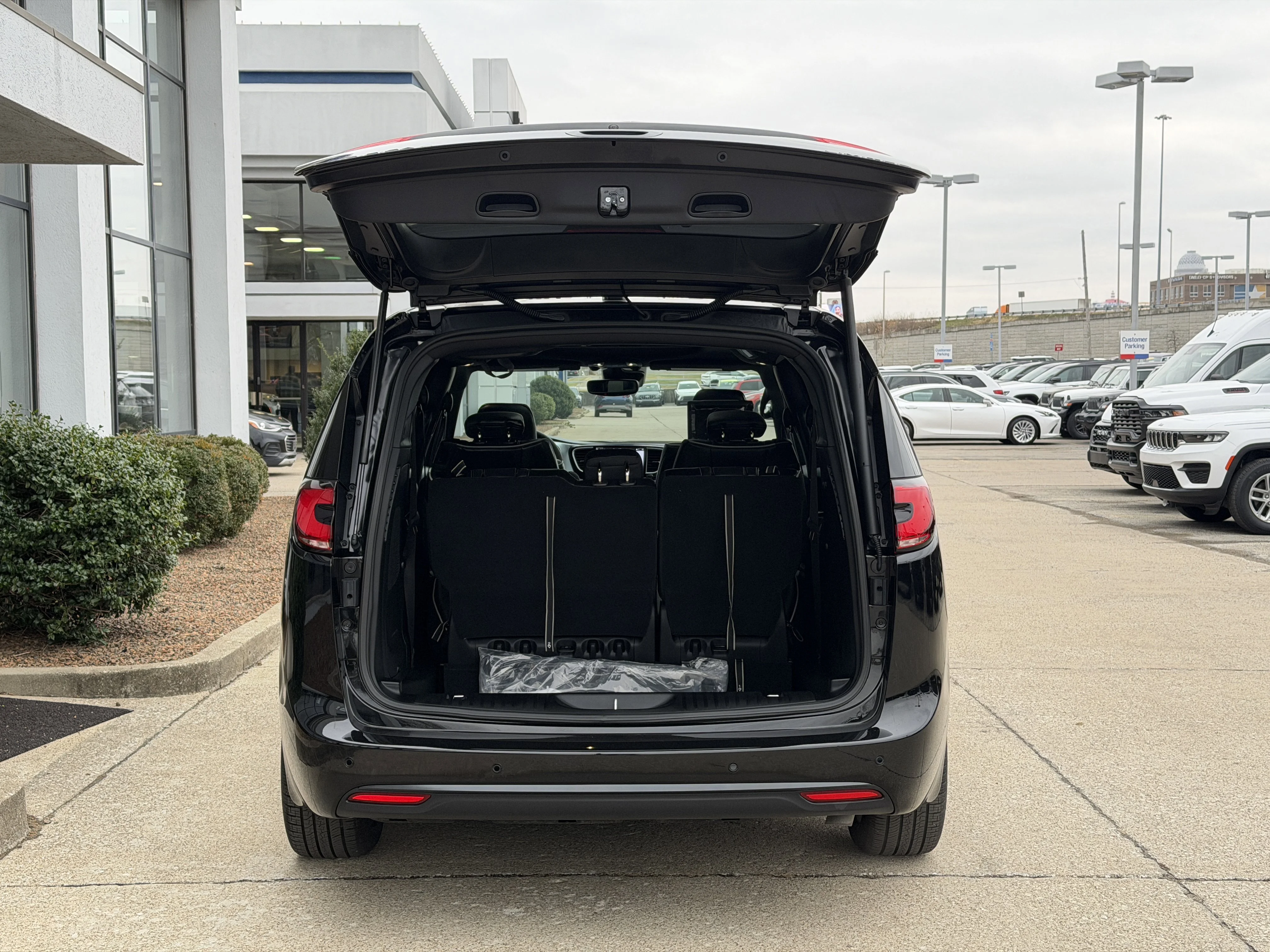 2026 Chrysler Pacifica Limited - Photo 11