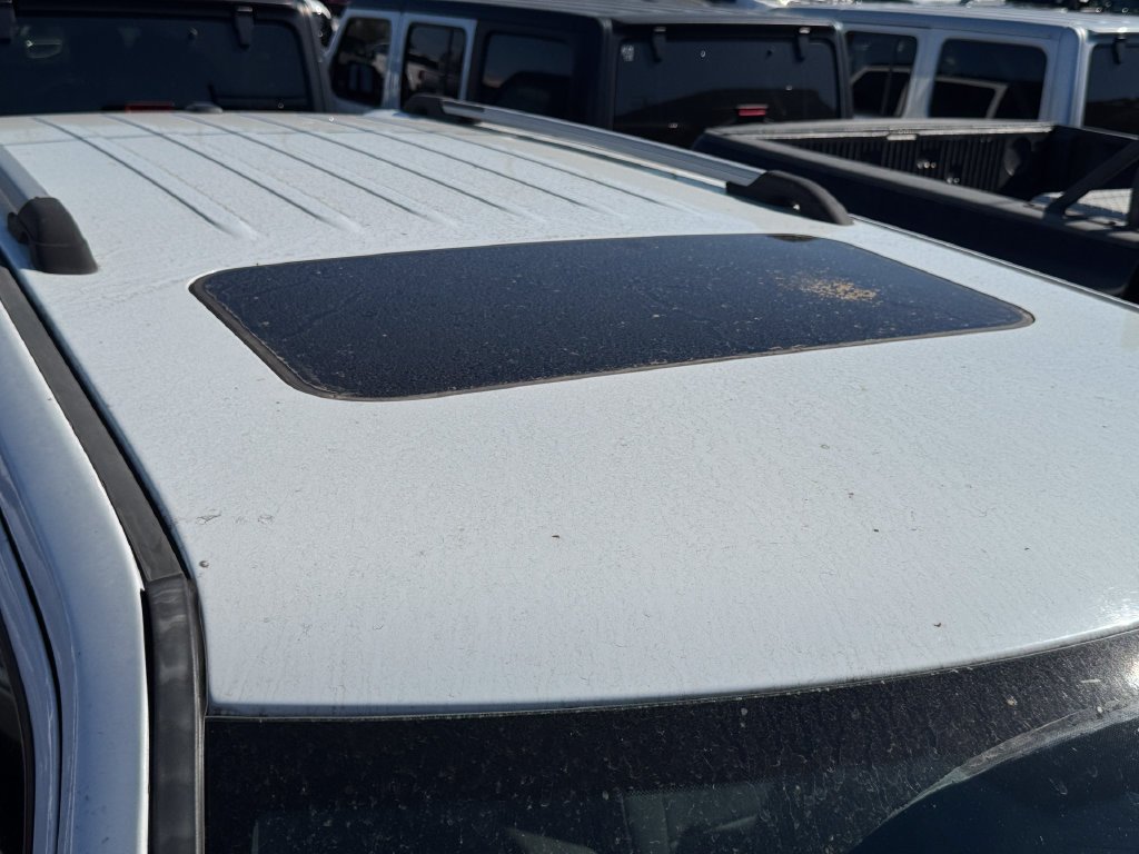 Used 2016 Bright White Clearcoat Jeep Latitude image 10