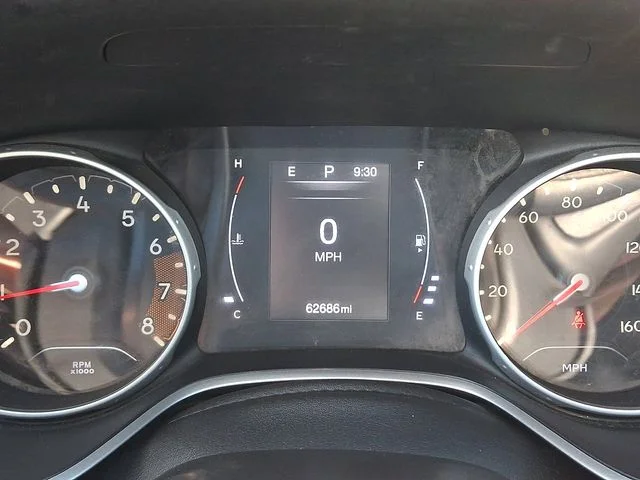 Used 2018 White Jeep Latitude image 20