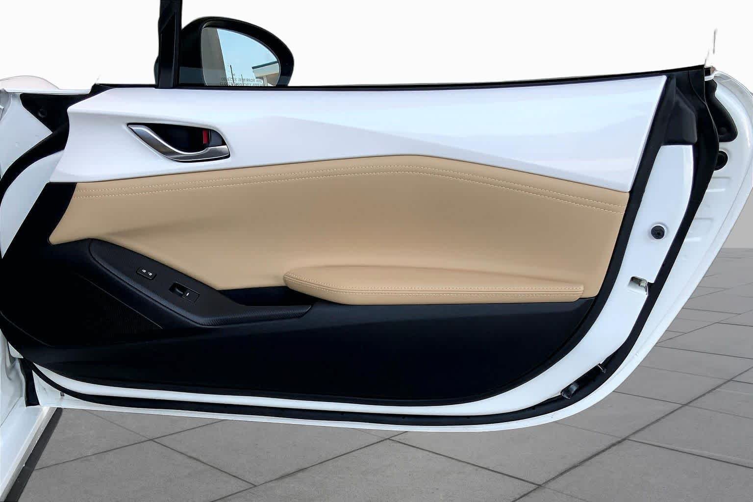 Used 2025 Snowflake White Pearl Mica Mazda Grand Touring image 21