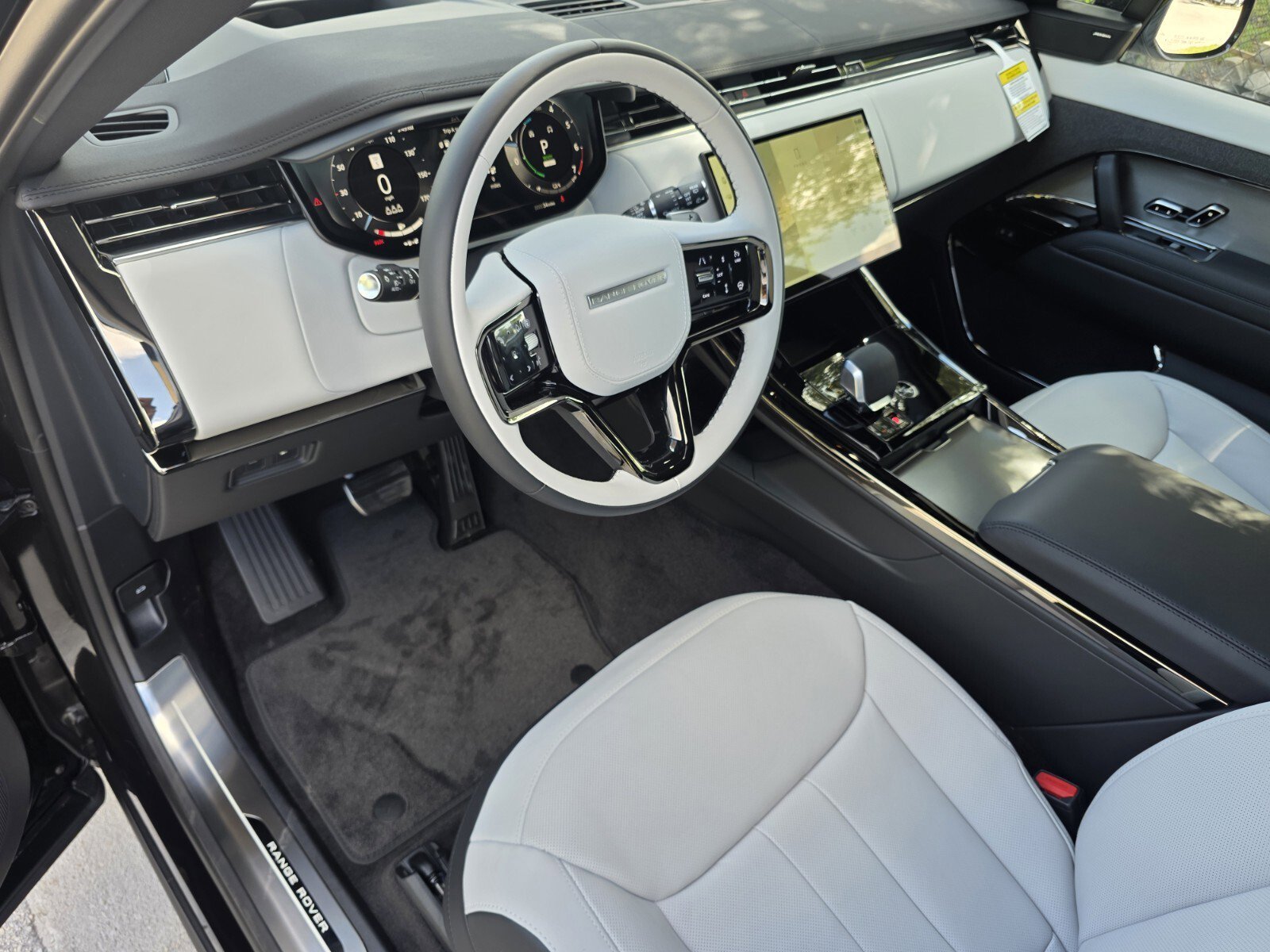 New 2026 Santorini Black Land Rover P460e Dynamic SE image 12