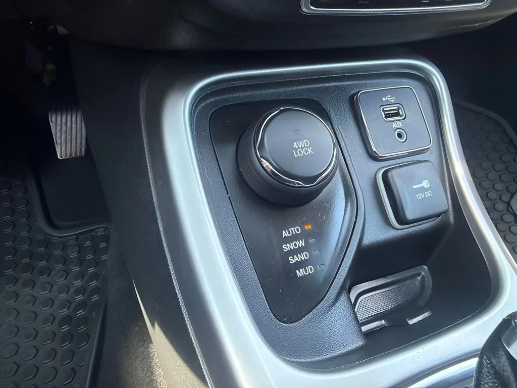 Used 2018 Gray Jeep Latitude image 16