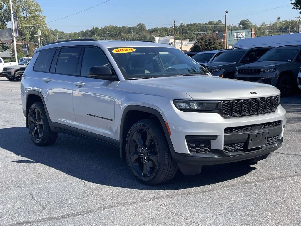 Used 2024 Silver Jeep Altitude X image 1