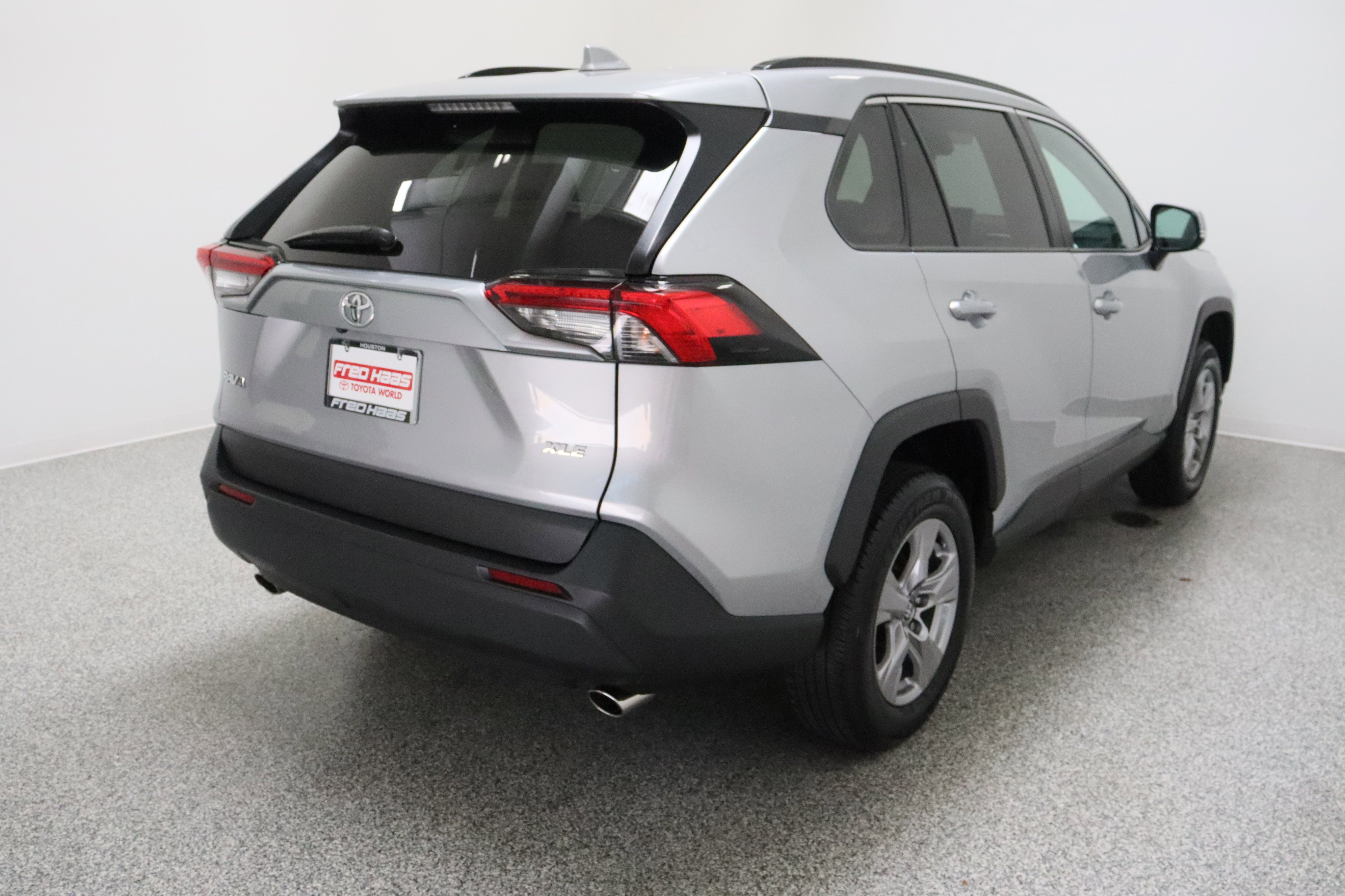 Used 2025 Silver Sky Metallic Toyota XLE 2.5L image 7