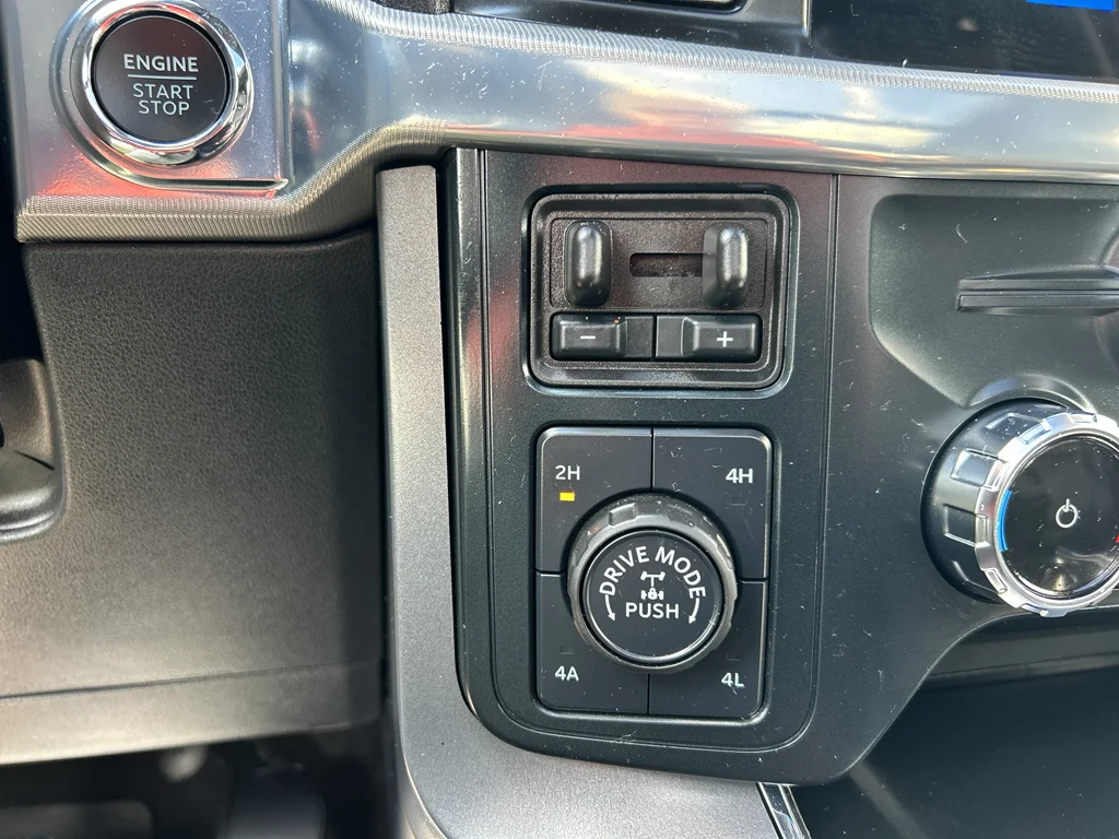Certified Used 2025 Oxford White Ford LARIAT image 13