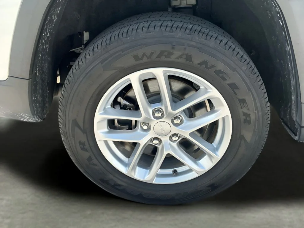 Used 2021 Silver Jeep Laredo image 32