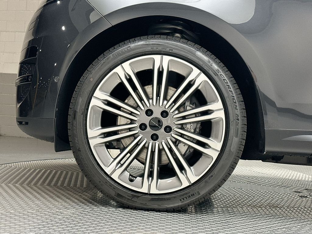 New 2027  Land Rover SE image 5