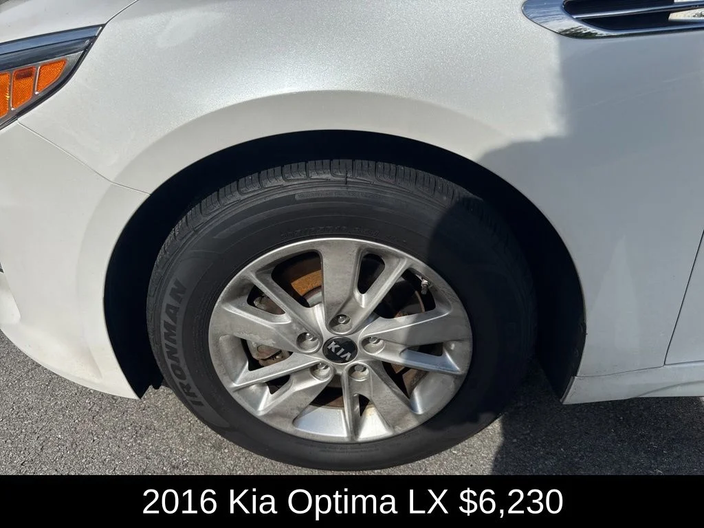 Used 2016 White Kia LX image 9