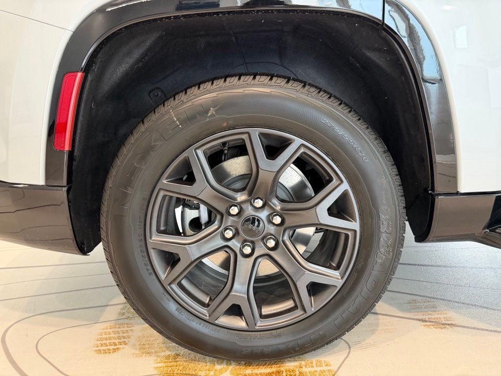 New 2026 Silver-Zynith Exterior Paint Jeep Limited Altitude image 11