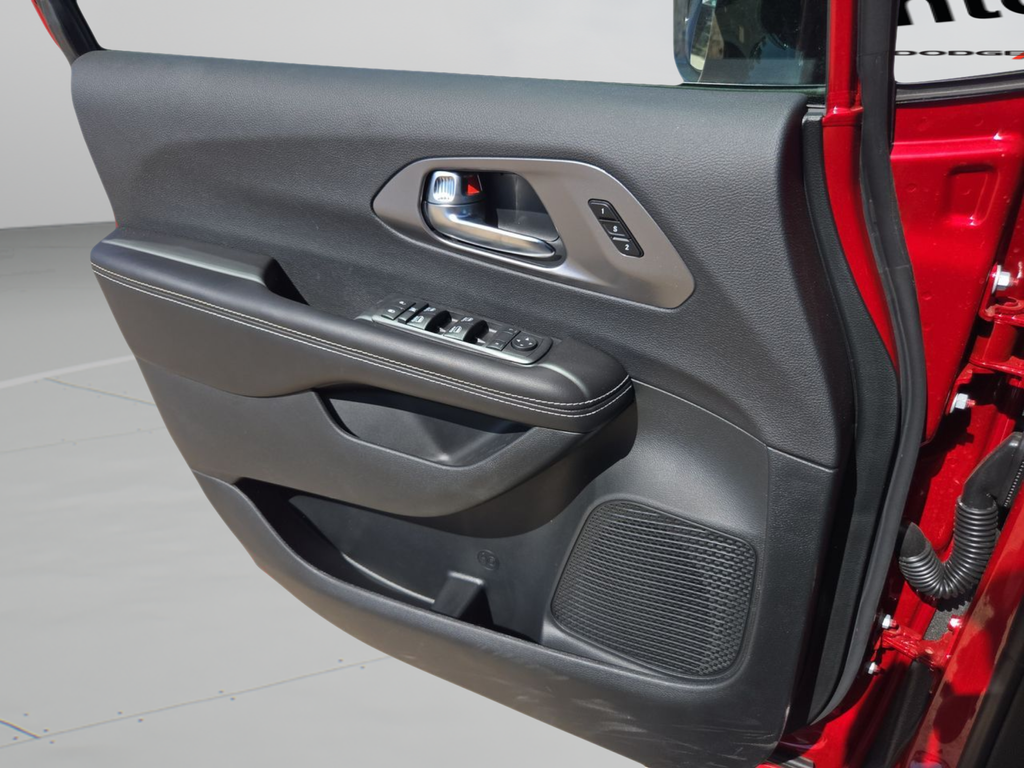 New 2026 Red Hot Pearl-Coat Exterior Paint Chrysler Select image 39