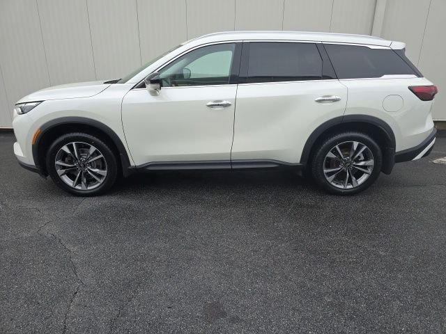 Used 2023 White INFINITI LUXE image 4