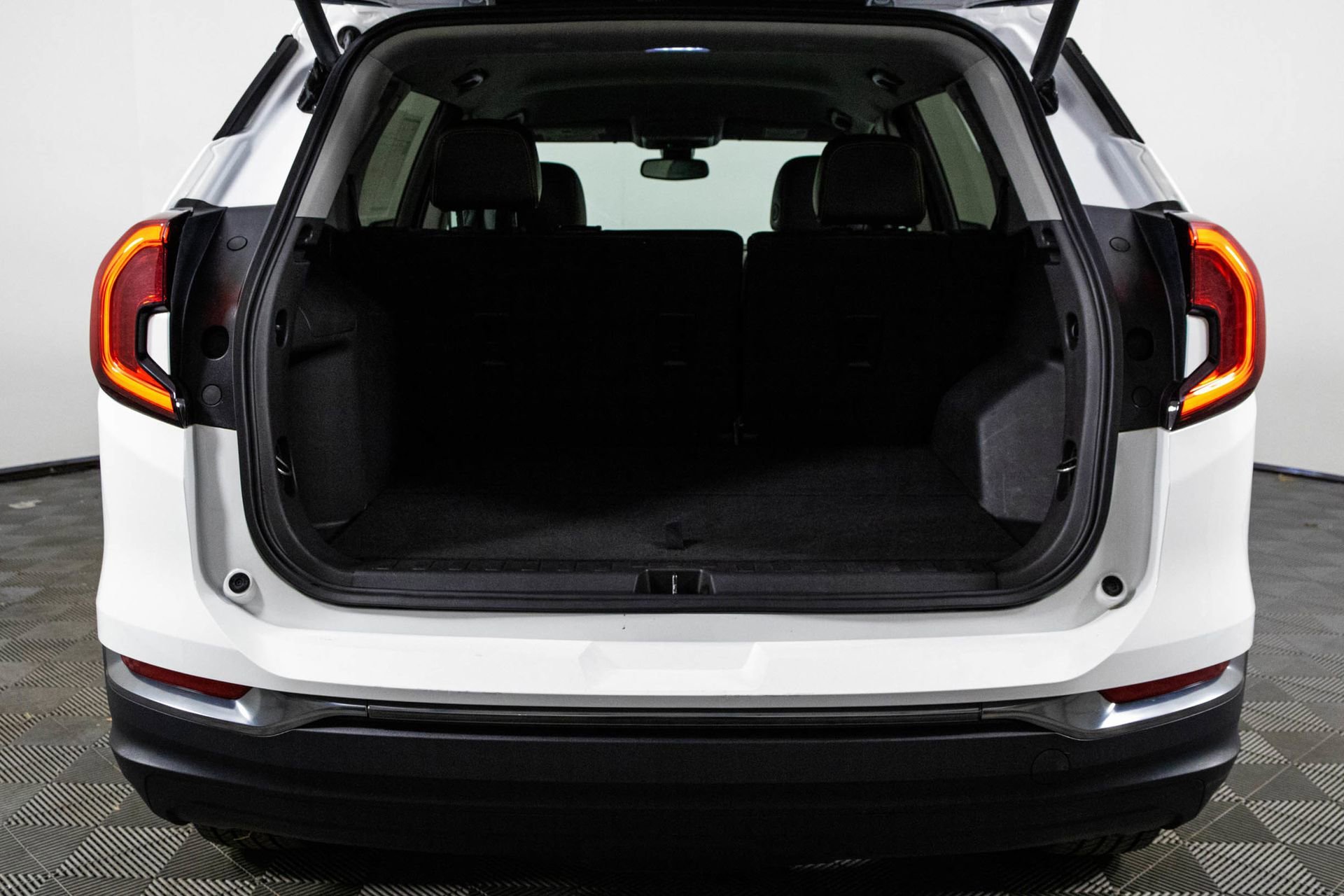 2023 GMC TERRAIN - Image 35