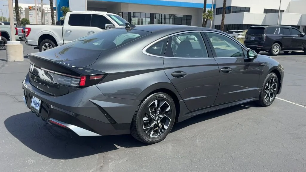 Used 2025 Gray Hyundai SEL image 9