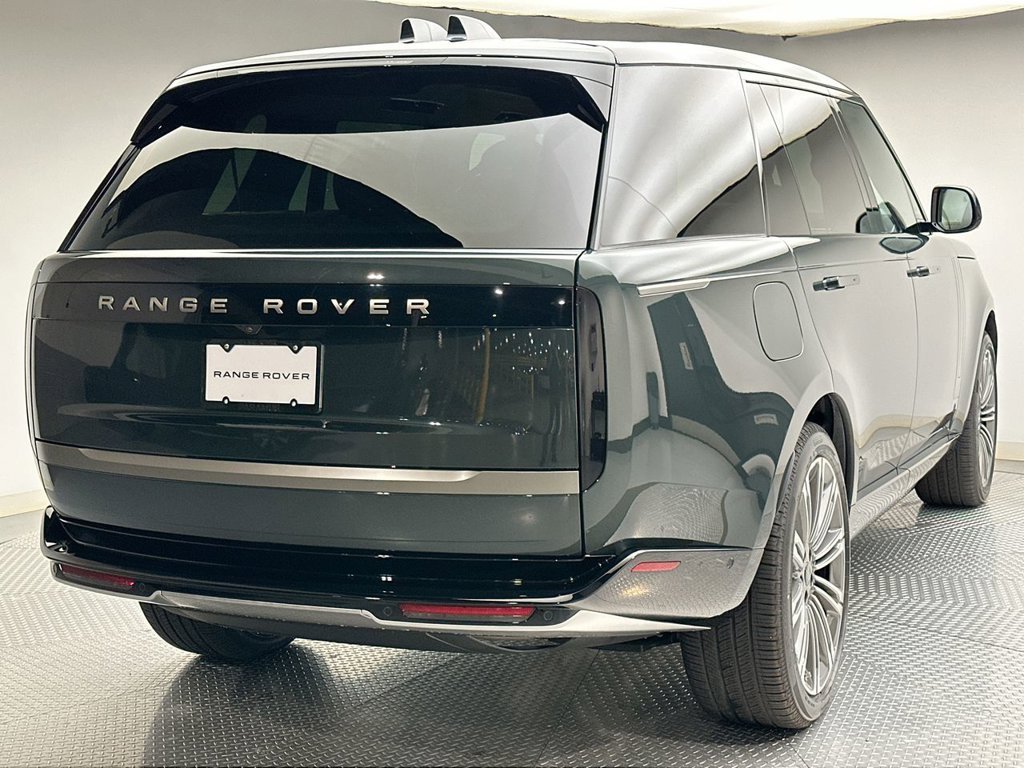 New 2026 Belgravia Green Metallic Land Rover SE image 3
