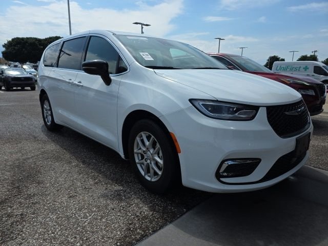 2025 Chrysler Pacifica Select's photo