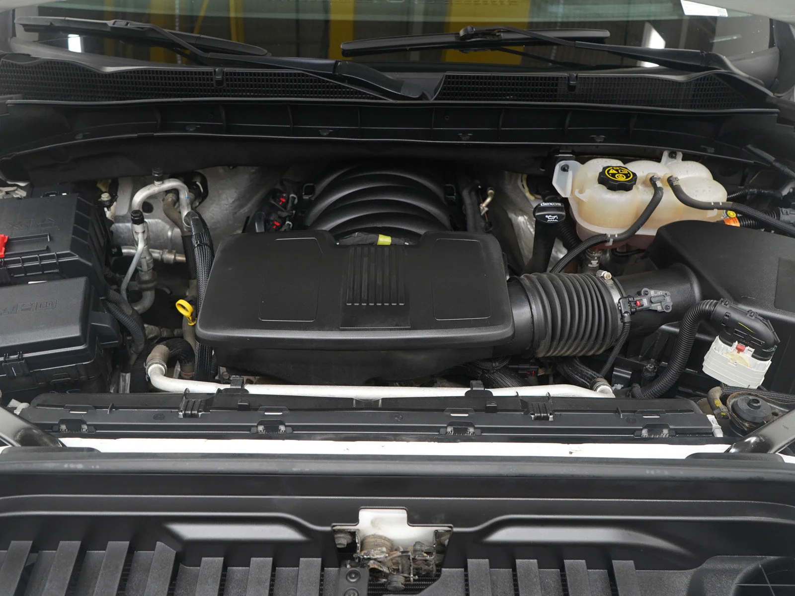 Used 2023 White GMC SLE image 34
