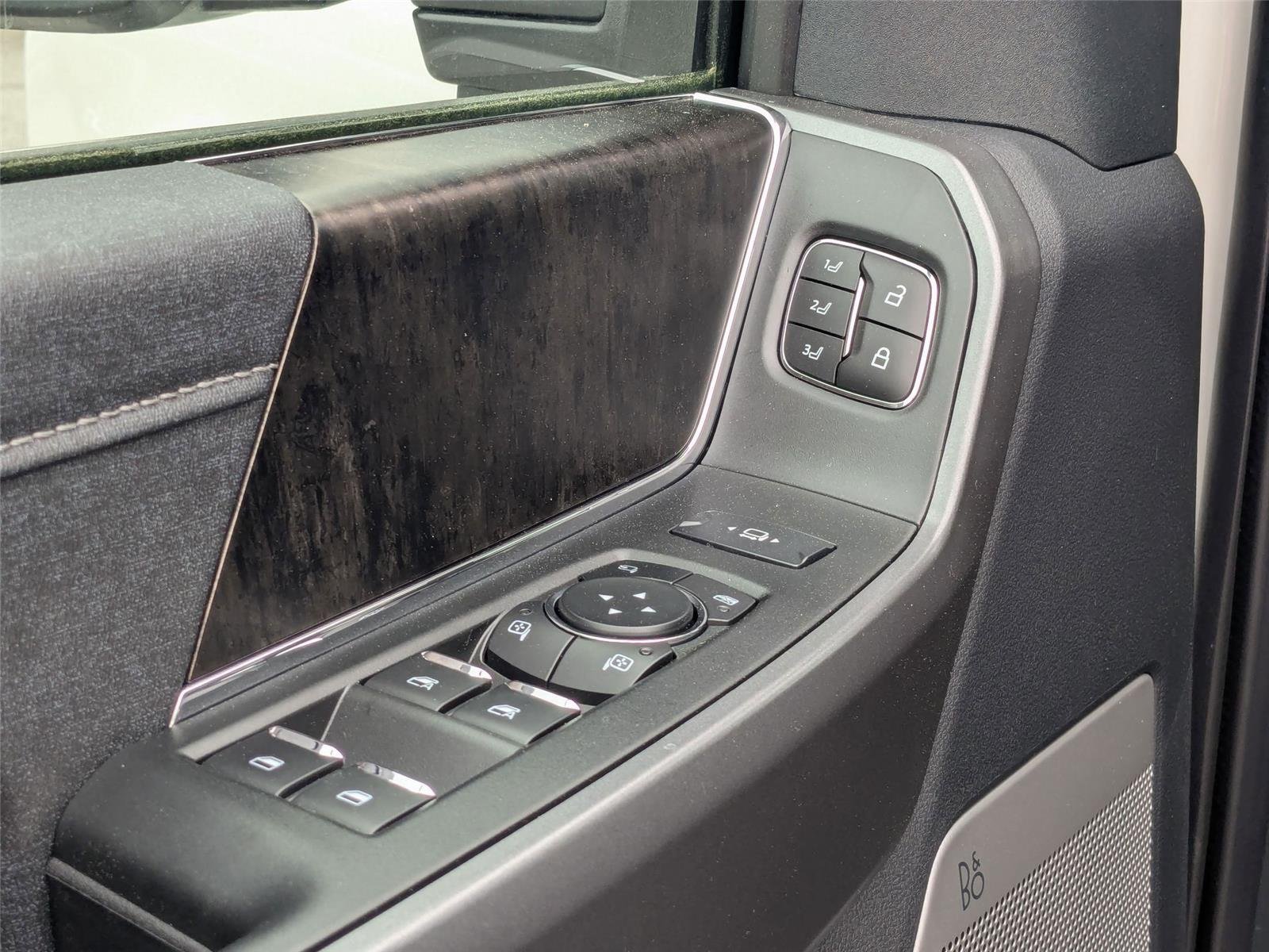 New 2025 Star White Metallic Tri-Coat Ford LARIAT image 13